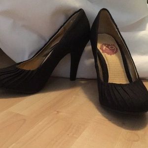 GREAT CONDITION BLAKC HEELS